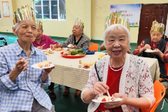 龙居山志愿者走进福利院，为老人过集体生日