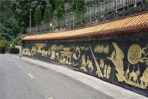 道路一侧