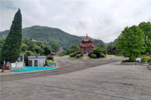 陵园内