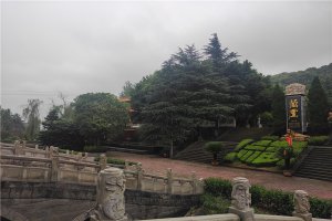 陵园一侧
