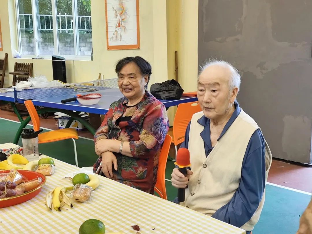 退伍老兵黄爷爷（右一）讲述参军故事。