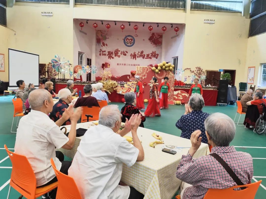 生日会现场，掌声不断，热闹非凡。