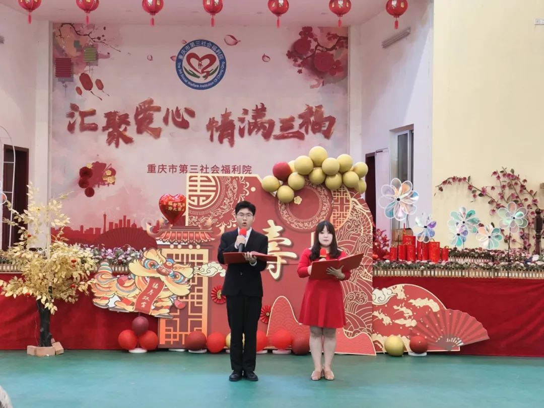 龙居山陵园志愿者进行诗歌朗诵表演。