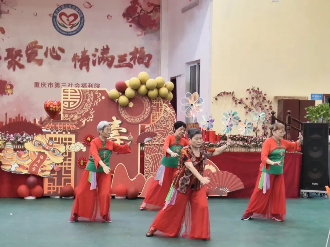 市第三社会福利院老年大学舞蹈团队进行表演。 市第三社会福利院老年大学舞蹈团队进行表演。